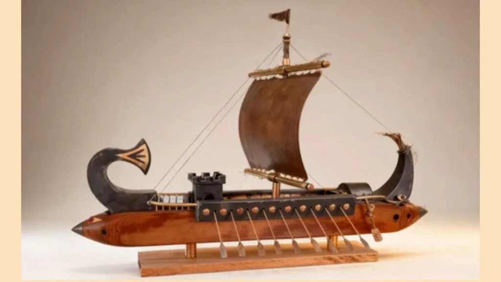 Illustration de l’article : Sculpture bateau phénicien en métal recyclé