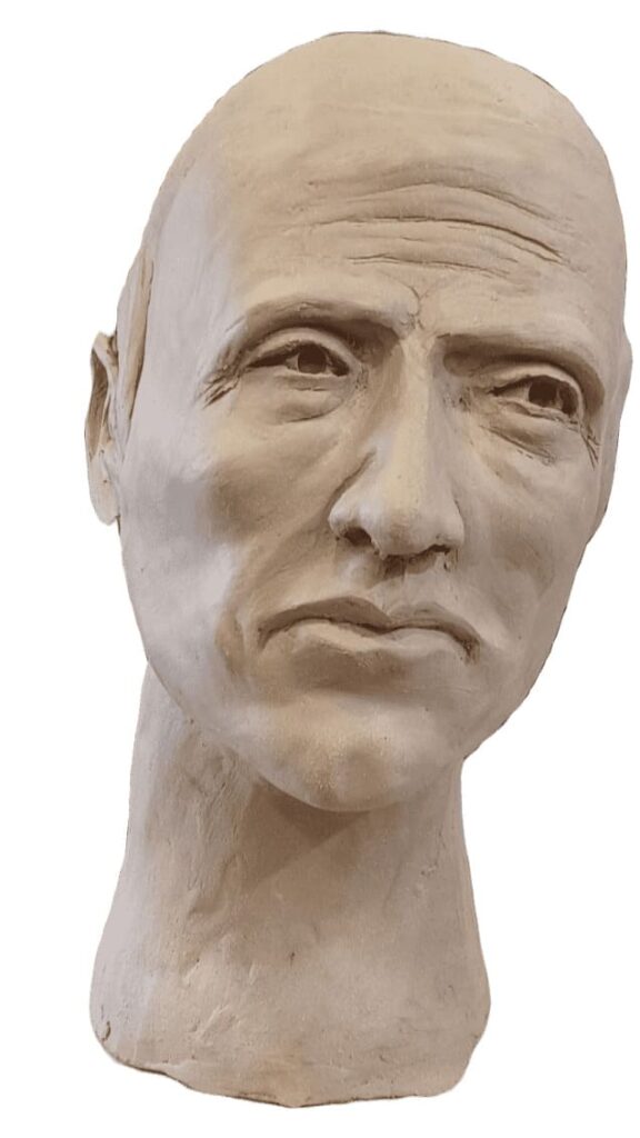 Portrait masculin modelé en argile, vu de face. Sculpture de Bruno Cotton.
