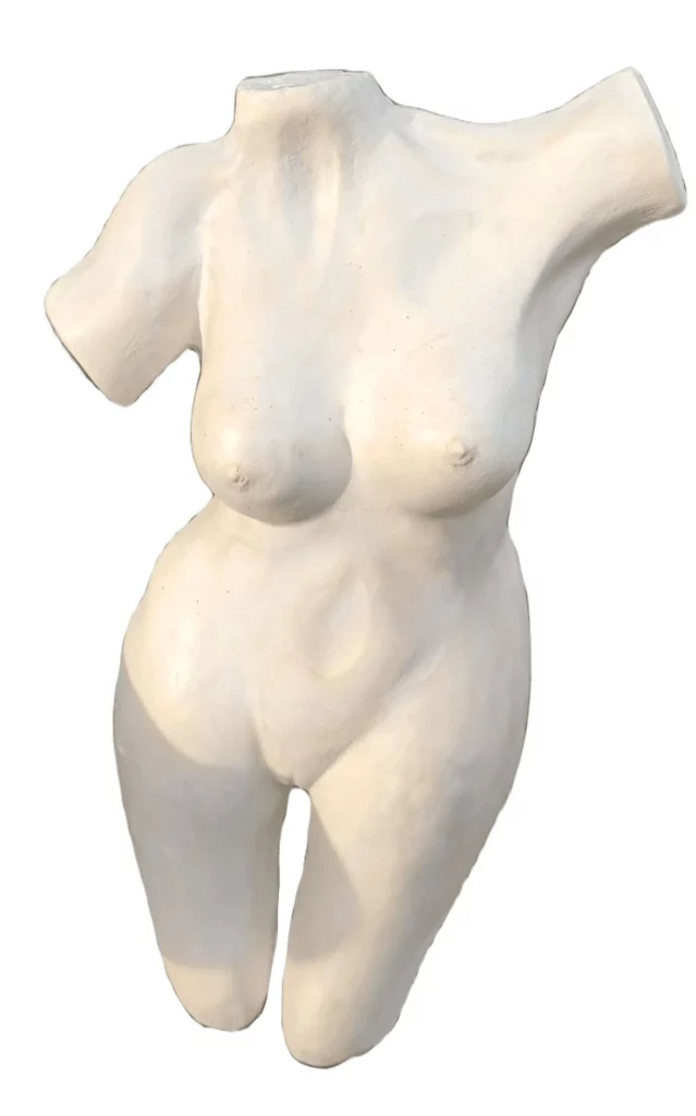 Buste féminin sculpté en argile, présenté de face. Œuvre de Bruno Cotton.