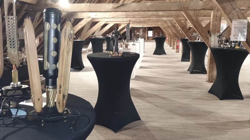 Vue d’ensemble d’un espace d’exposition de sculptures ByCréations.