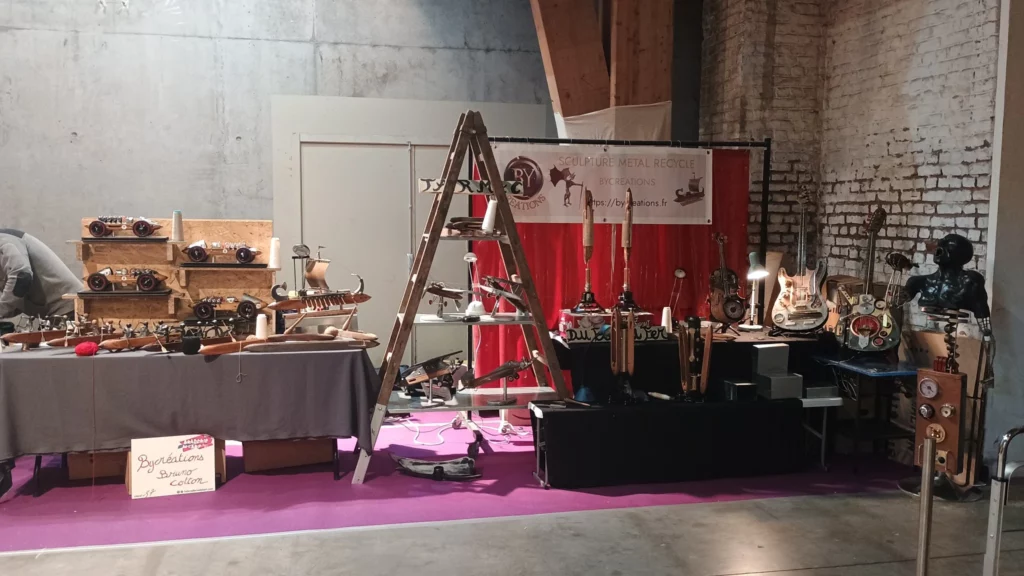 Vue d’ensemble d’un stand ByCréations et de ses sculptures exposées en décembre 2025.