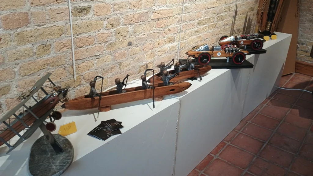 Sculptures et créations mécaniques de Bruno Cotton présentées sur une table d’exposition.