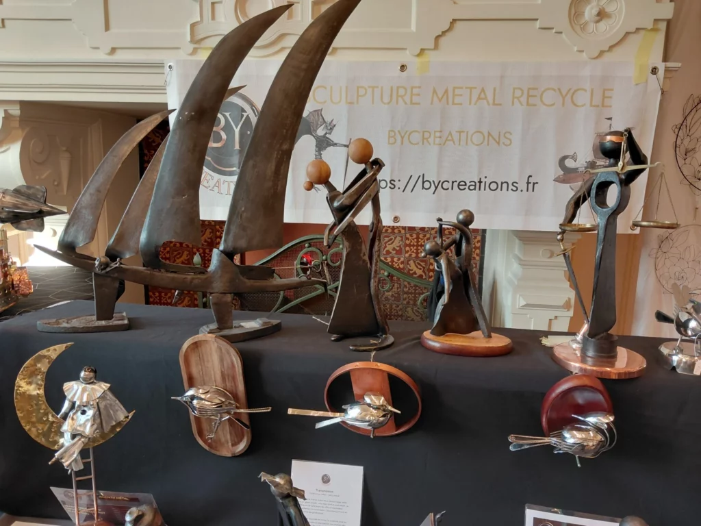 Plusieurs sculptures métalliques exposées sur un stand ByCréations en octobre 2026.