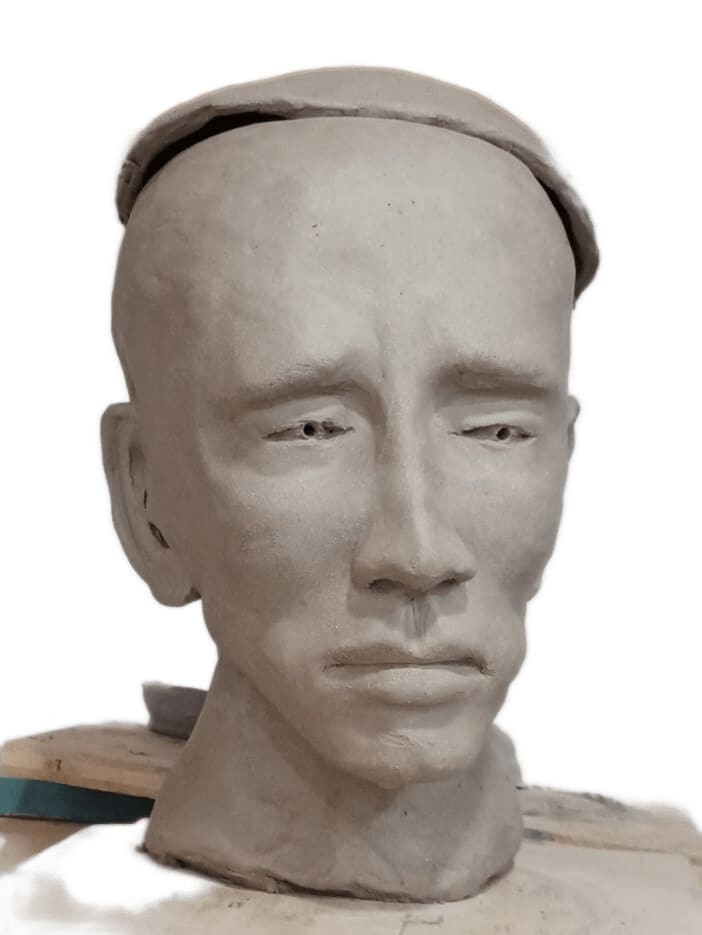 Tête sculptée en argile